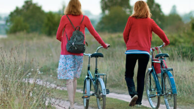 Due ragazze con la bicicletta