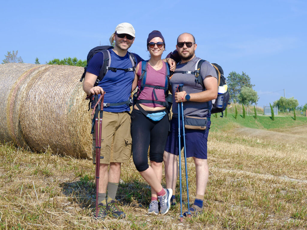 Escursionisti in posa (cortese) ai bordi delal via Francigena